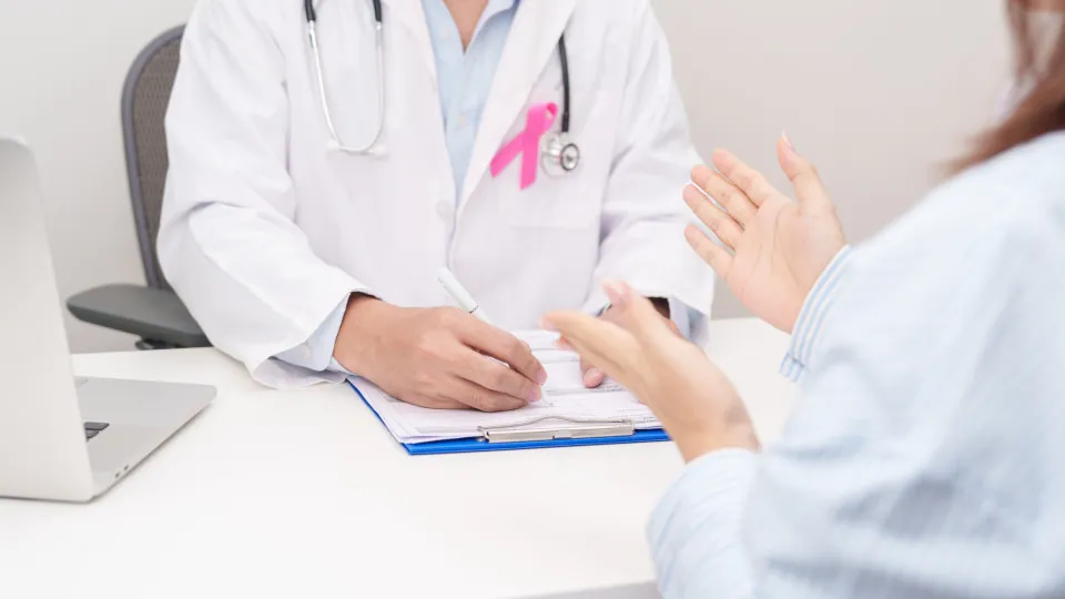 Oncologist Alerts: 3 Cancer Symptoms That Many People Ignored