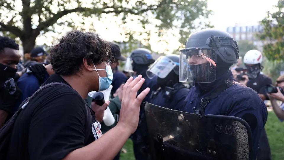 Confrontations, wounded (and government meeting). What's going on in France?