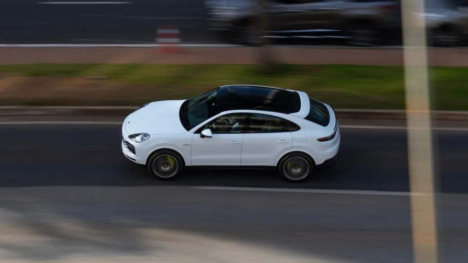 JJ voltou a ser visto no Porsche. Quantos dias de trabalho lhe custaria?
