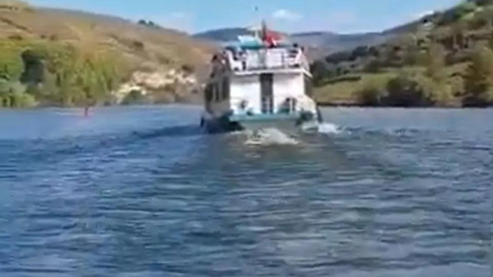 Embarcação encalha em zona rochosa da barragem do Carrapatelo em Resende