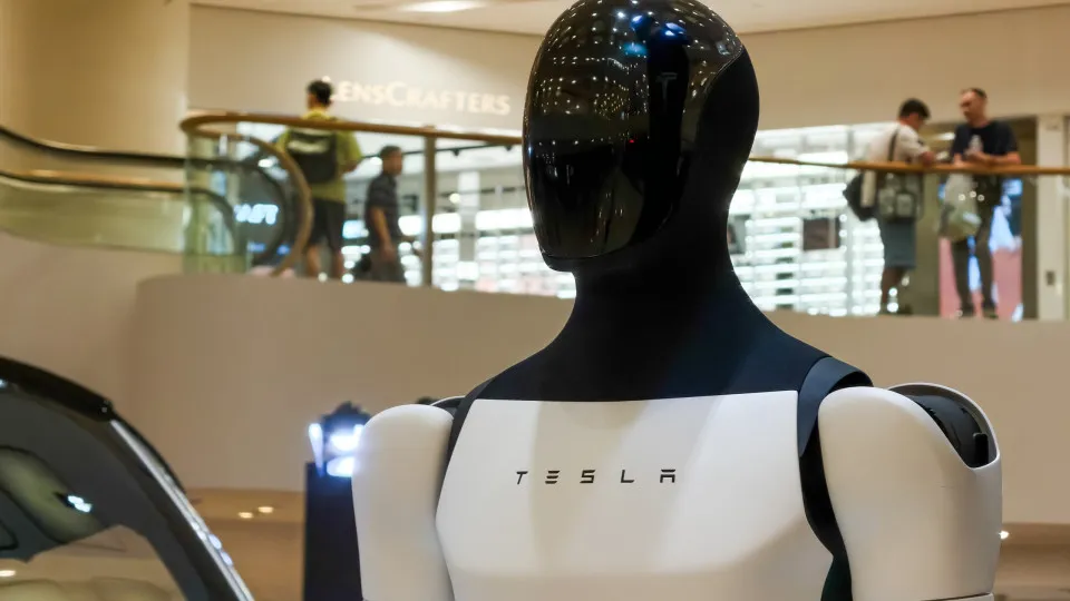 Tesla quer produzir mil robôs Optimus até 2026, mas enfrenta desafios