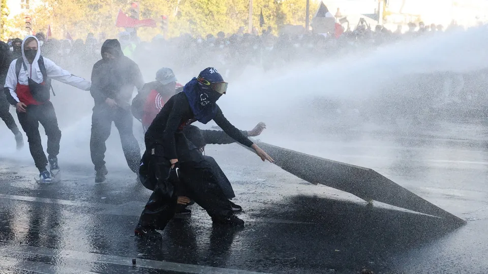 França: Polícia usa gás e canhões de água contra estudantes em Paris