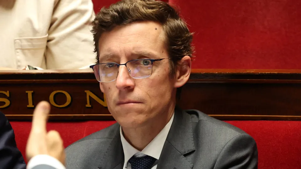 Governo francês garante 3.000 professores em 24 horas para resolver crise