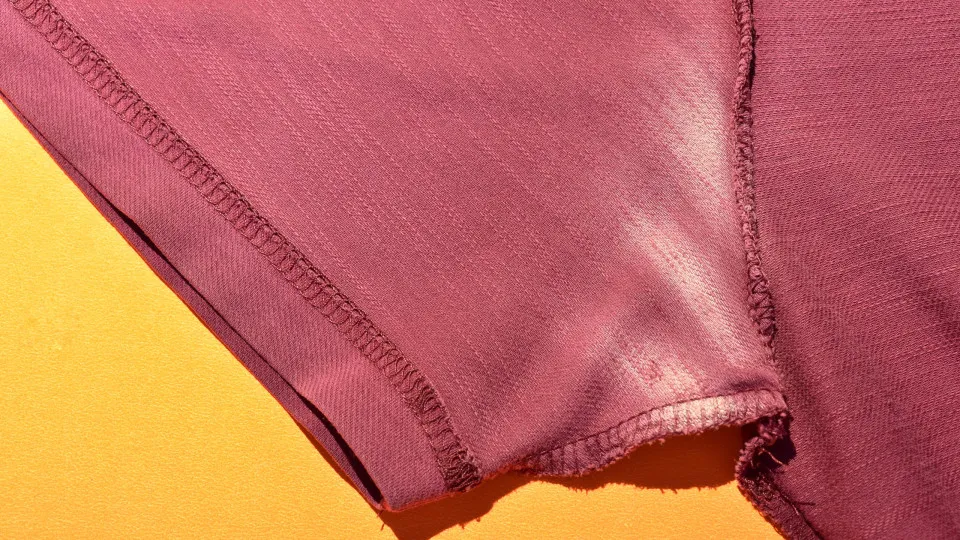 Aprenda a tirar manchas de desodorizante das roupas em minutos
