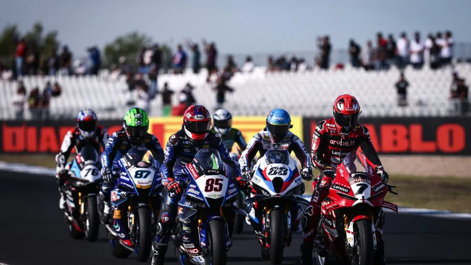 Oliveira larga do 5.º lugar na primeira corrida de Superbikes no Estoril