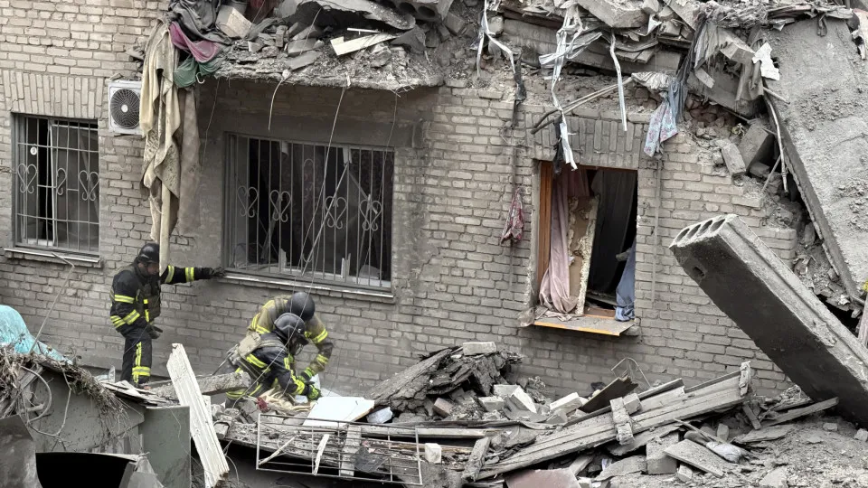 Ataques russos em Zaporijia fizeram 15 mortos e 16 feridos