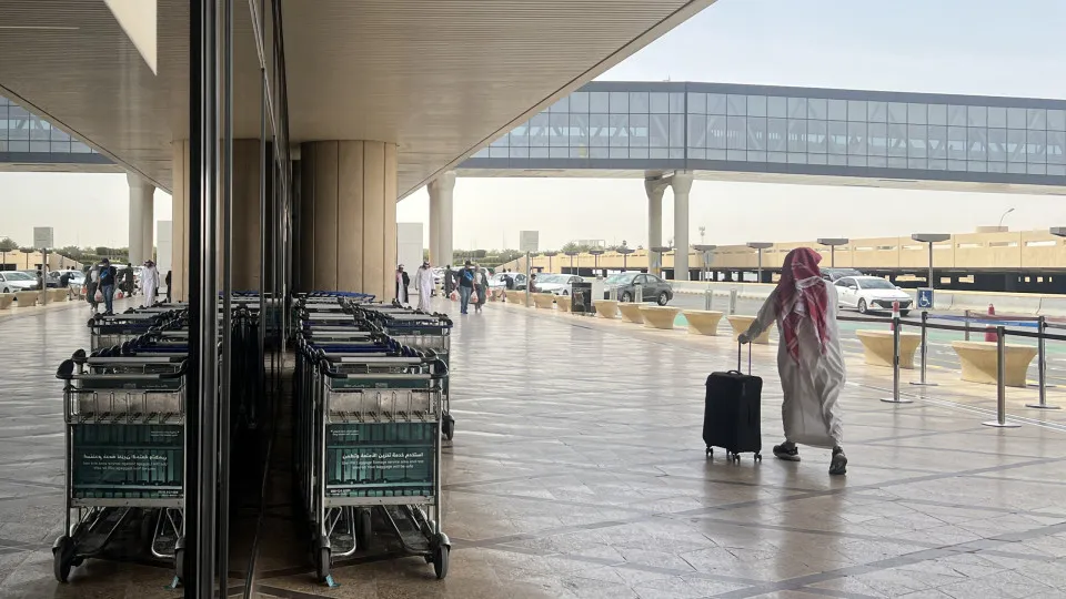 Aeroporto de Riade atingido por míssil dos Huthis. Há dezenas de feridos
