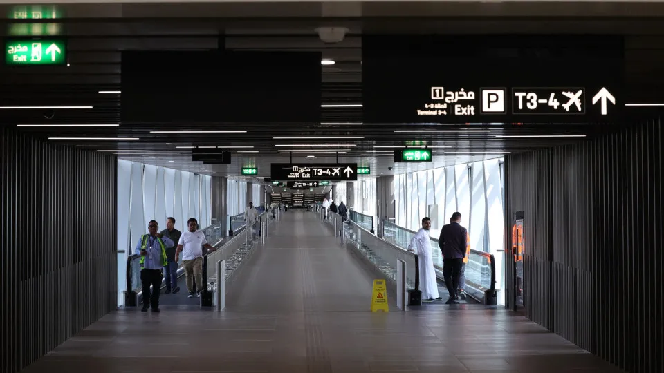 Arábia Saudita confirma ataque no aeroporto de Riade e suspende voos