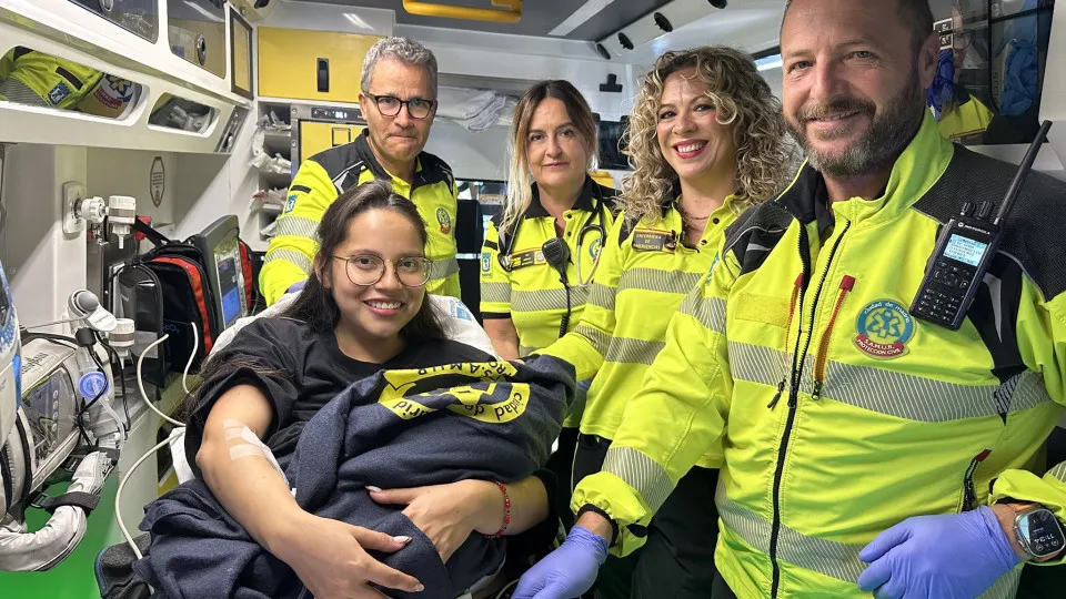 Mulher dá à luz na casa de banho de um bar graças às instruções do 112
