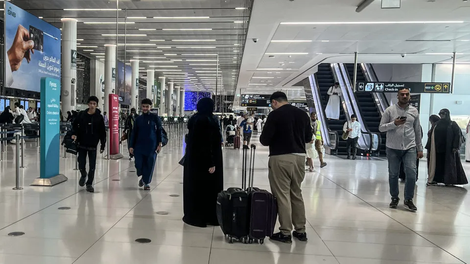 Pelo menos dois mortos em ataque ao aeroporto de Riade