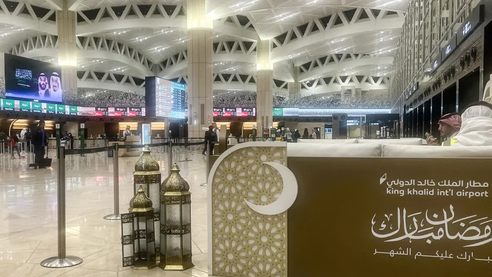 Aeroporto de Riade reabre com houthis a avisarem que é um