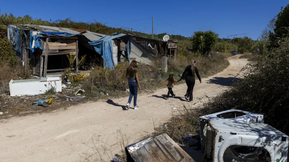 Vila Franca City Hall wants to demolish illegal housing. Opposition claims