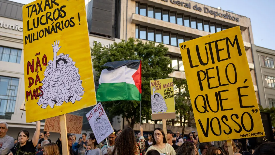 Dozens in solidarity vigil against family eviction in Lisbon