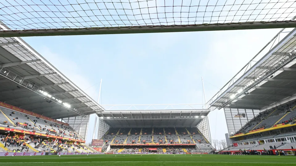 Lens-Sporting: Lion starved by millions... and stability