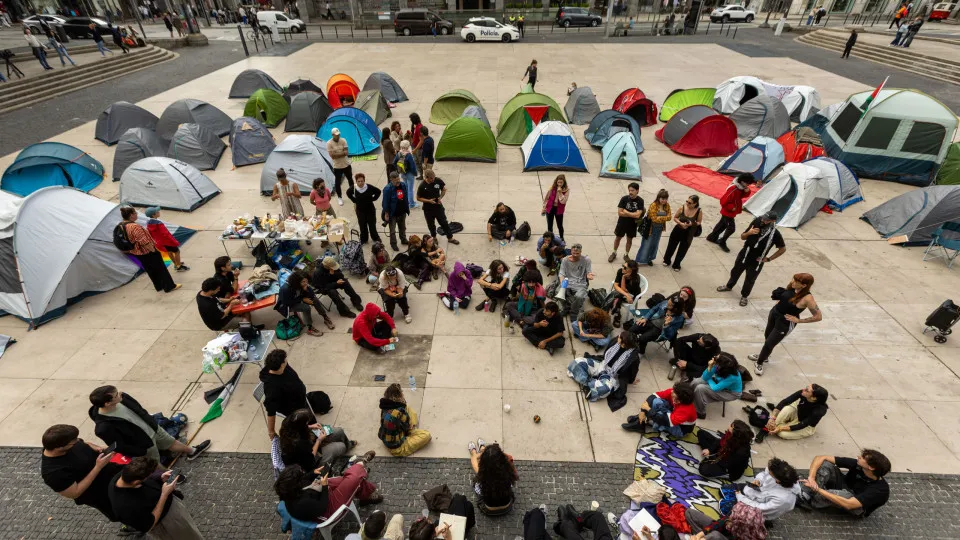 Housing: Thirty-five people vote to camp tonight in Porto
