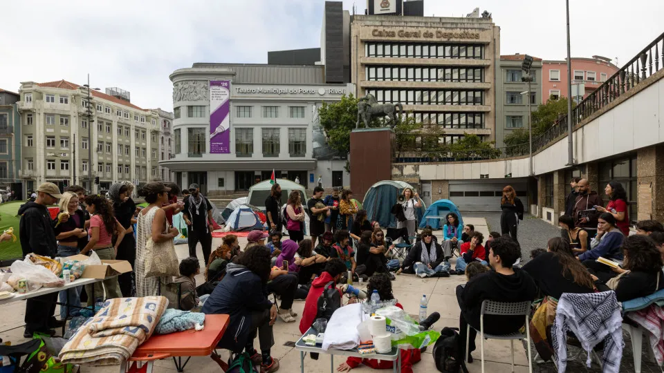 Camped in Porto decides to reassemble tents in Praça D. João I