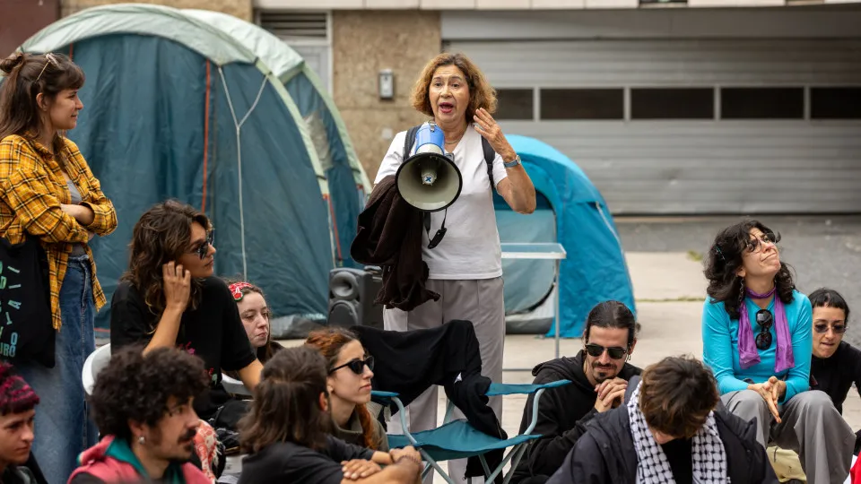 Protesters vote for the stay and stay at night in Praça D. João I