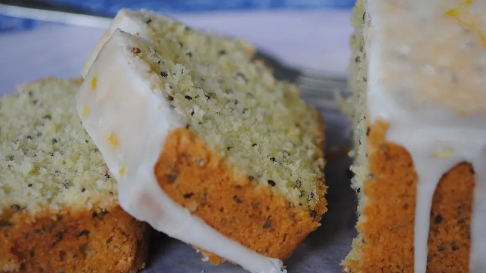 Bolo de chia e limão sem glúten. A receita que tem mesmo de experimentar