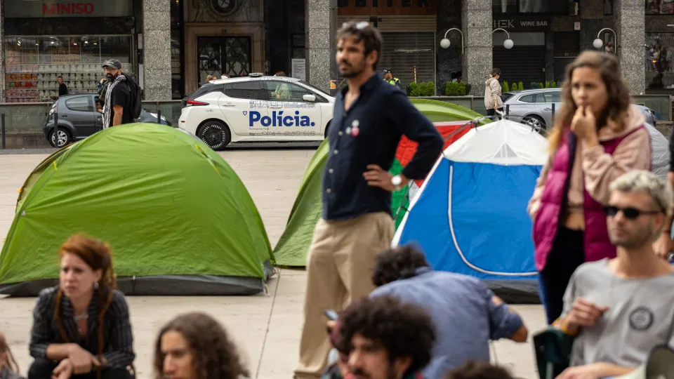 Port. Protesters stay overnight in D. John I Square after removing tents