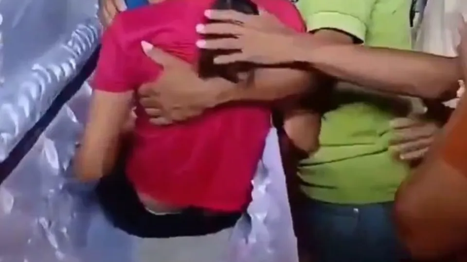 Jovem acorda dentro de caixão no próprio funeral em Guatemala