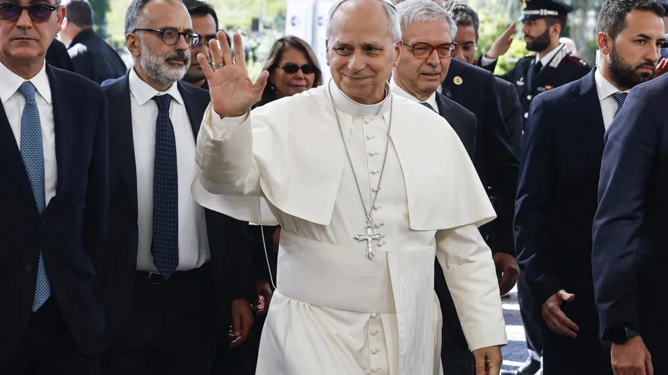 Cirurgia para remover nódulo de um pulmão do Papa está em curso