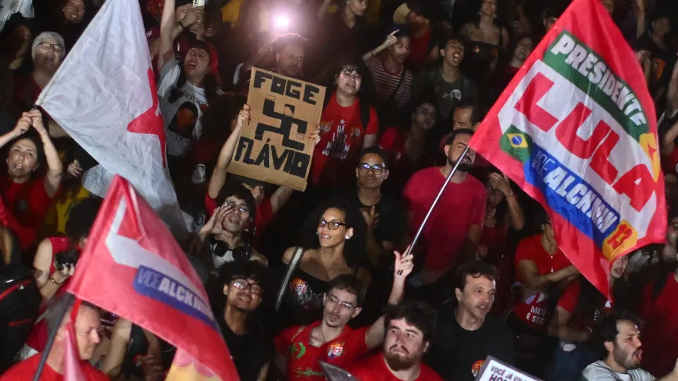 Lula escreve aos evangélicos e Flávio Bolsonaro responde com ironia