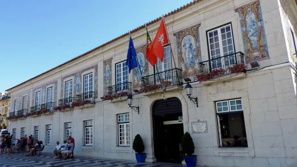 Cascais Chamber accused of giving millions in