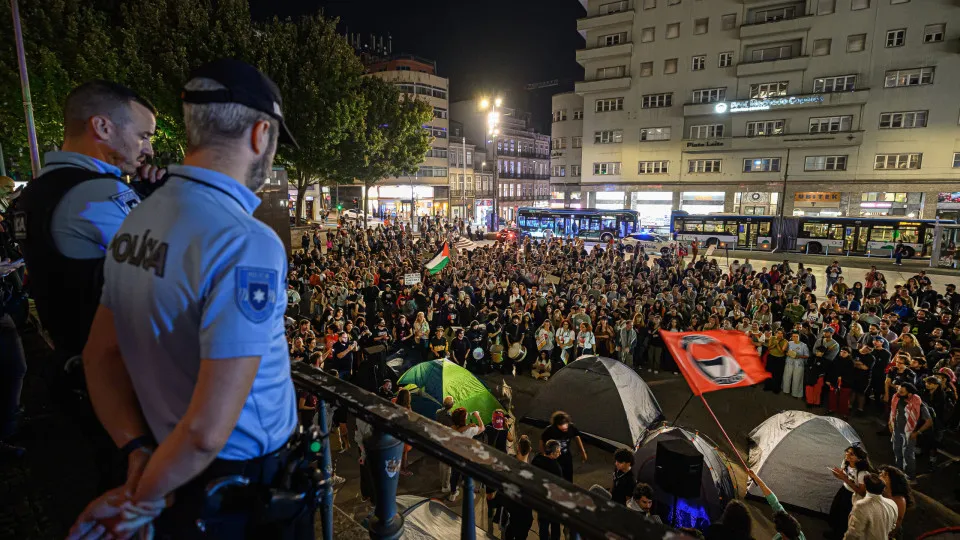 House protestors will set up tents to continue protest