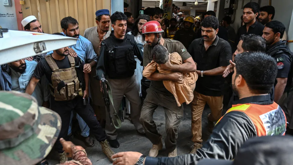 Imagens de tragédia no Paquistão. Teto de escola ruiu e matou 34 alunos