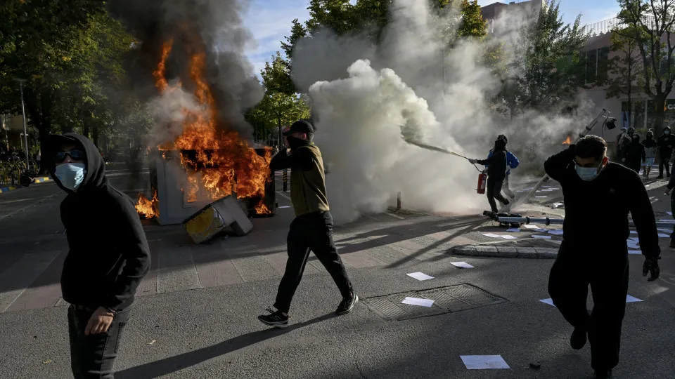 Protestos na Albânia fazem cerca de 90 feridos, incluindo 61 polícias