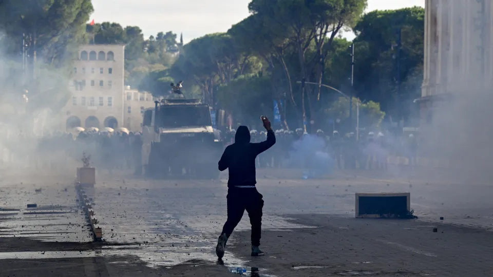 Jovens albaneses incendeiam Tribunal de Recurso no 7.º dia de protestos