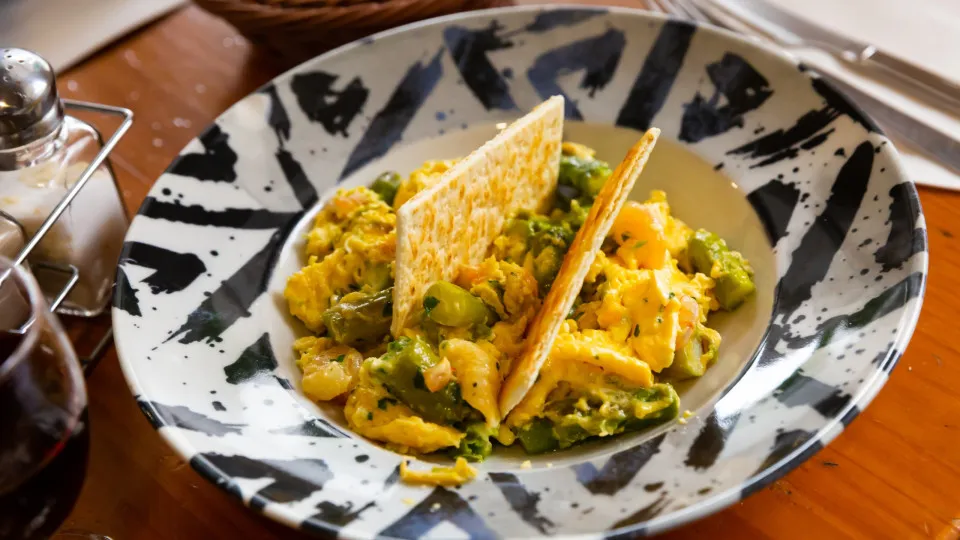 Ovos mexidos com espargos. A receita do chef Carlos Afonso