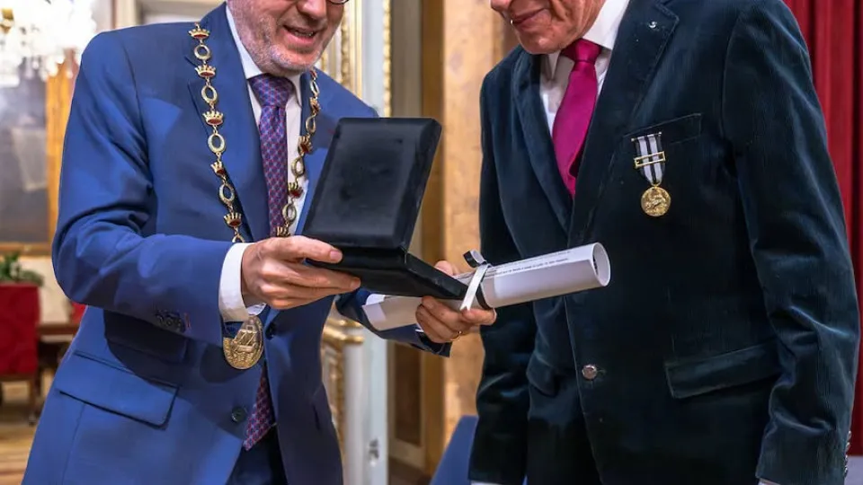 Lisboa homenageia António Calvário com medalha:
