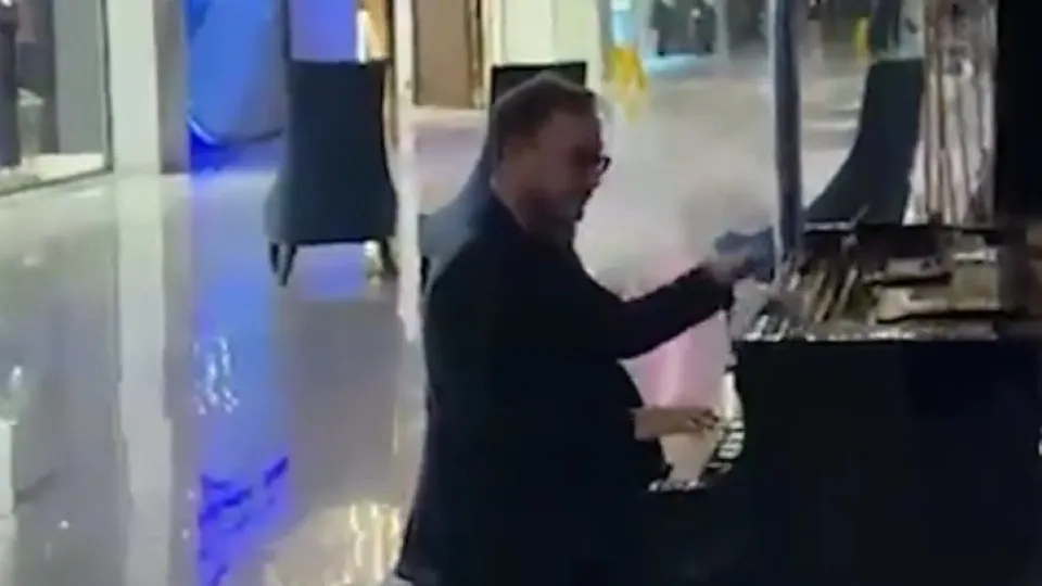 Turquia: Com chuva forte (e inundações), pianista toca música de Titanic