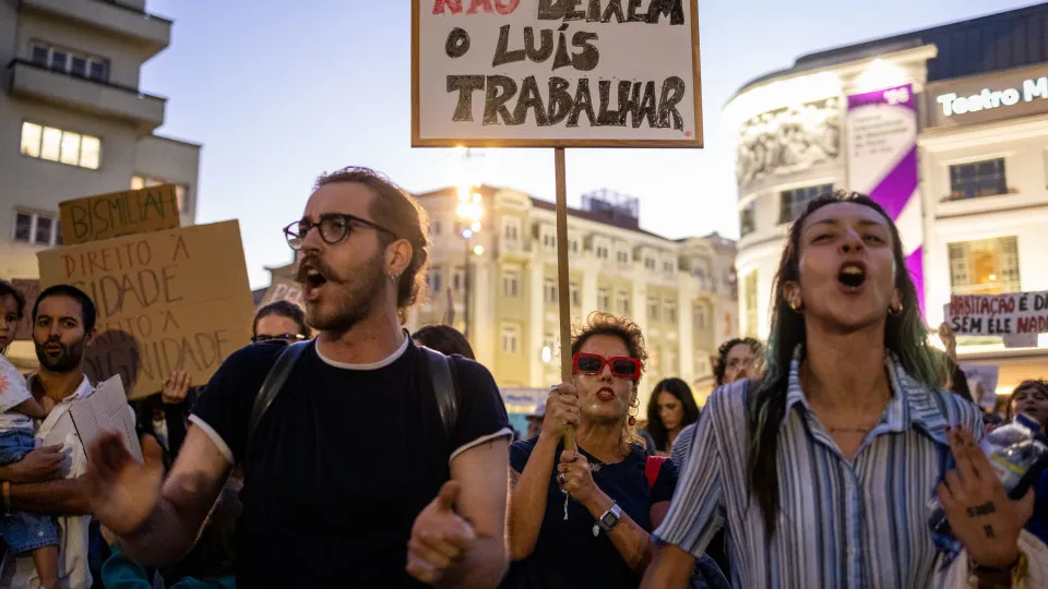 Thousands of protesters arrive with bombs among applause to D. João I