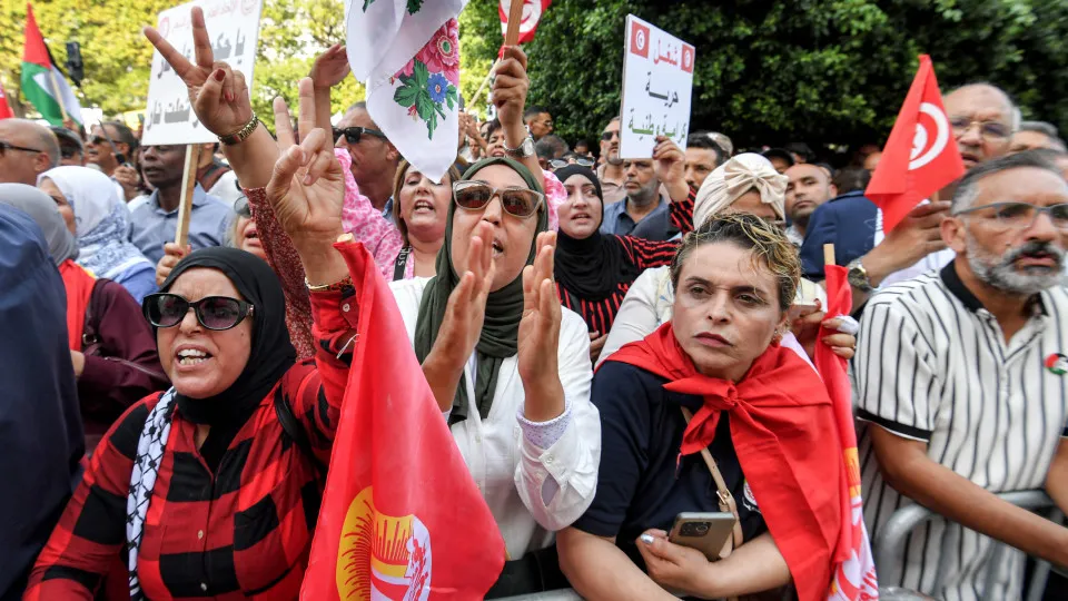 Milhares manifestaram-se na Tunísia contra aumento do custo de vida