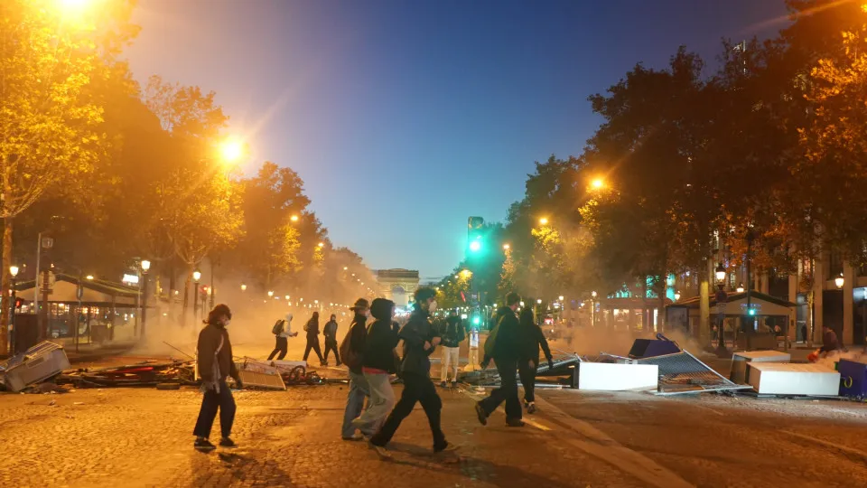 França decreta recolher obrigatório noturno em Paris e cidades do norte