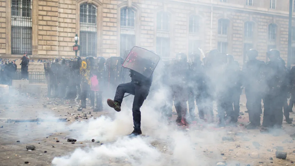 Recolher obrigatório parcial decretado por 3.ª noite consecutiva em Paris
