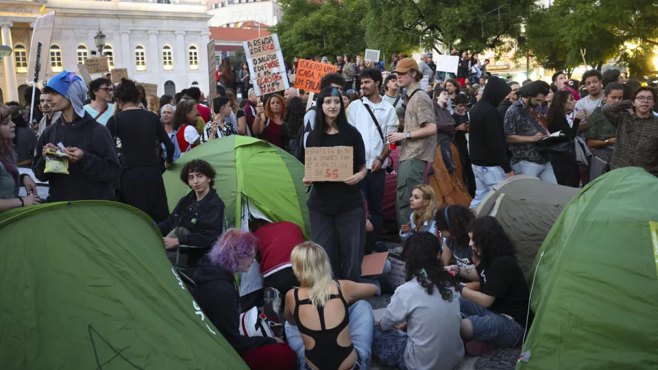 Rossio camp promises to resist despite strong wind (and tourists)