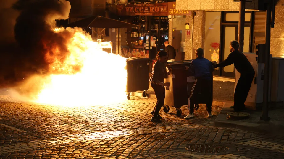 Containment in flames broke quiet night of movement in Porto