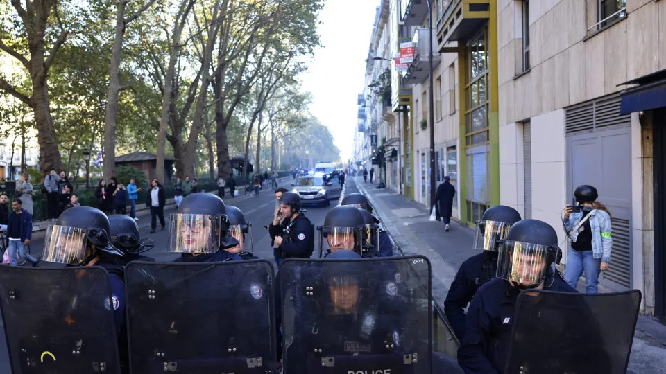 New episodes of violence in Paris. Mobilized shock police
