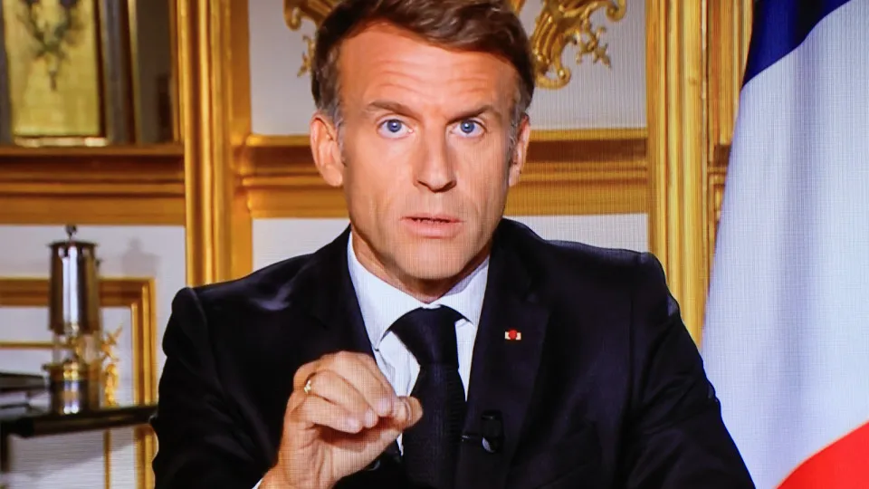 Macron asks the government to withdraw