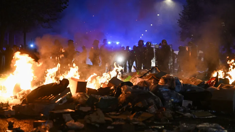 About 2,400 arrests in France with 997 police officers and injured agents
