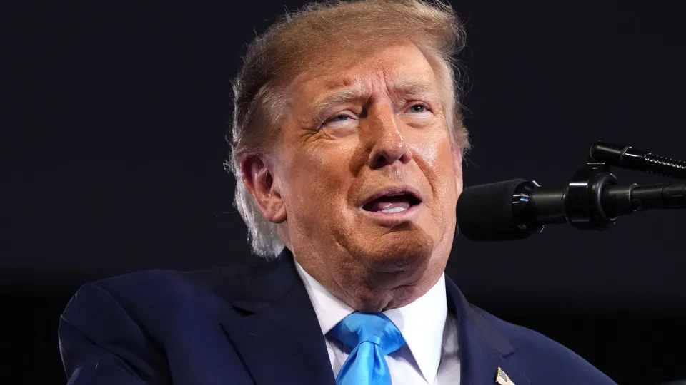 Trump acusa Fox de ajudar democratas no mesmo dia em que é entrevistado