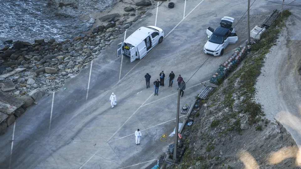 About 100 Jerricãs found near the beach port of Torres Vedras