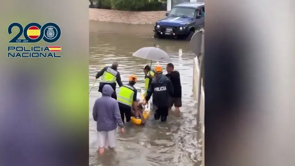 Valencia: Elderly rescued on paddleboard. Water exceeded 1.50m
