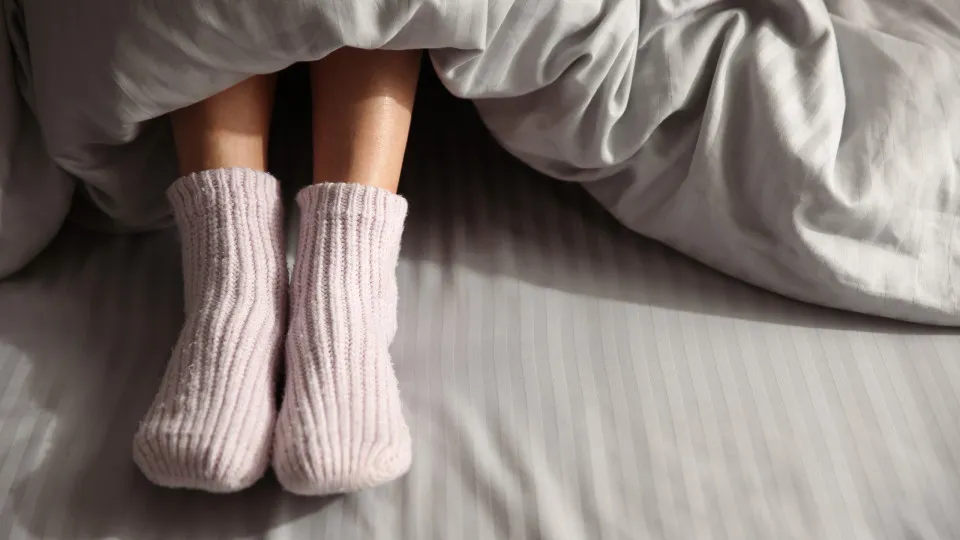 Afinal, devemos ou não dormir de meias? O que precisa de saber