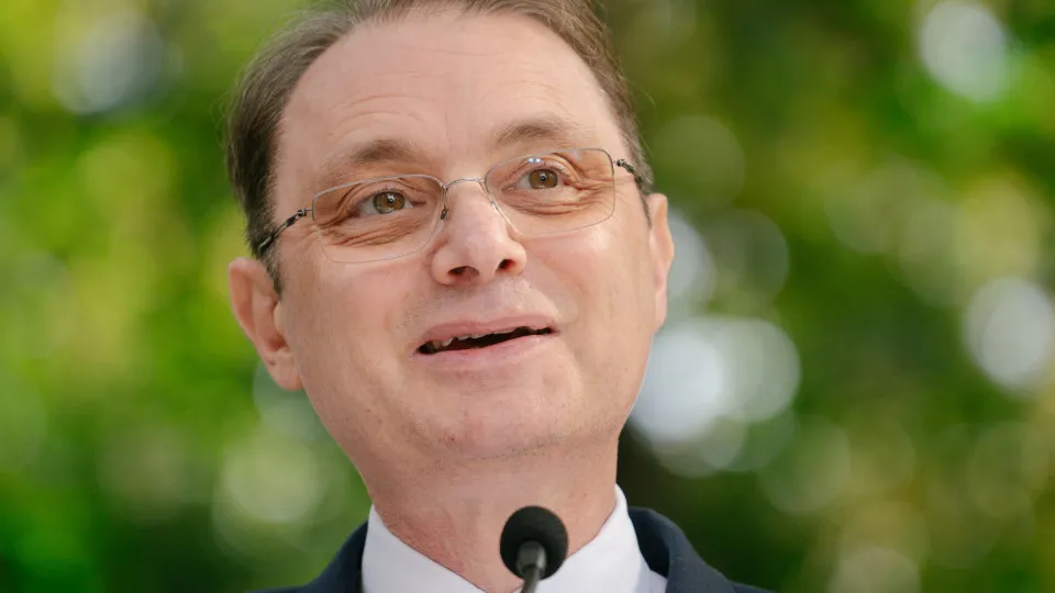 Niculescu espera ser investido amanhã como primeiro-ministro da Roménia