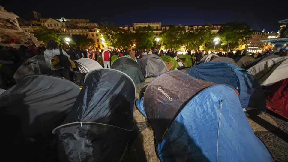 PSP advances on protesters in Lisbon and Porto. There are already detainees in Rossio