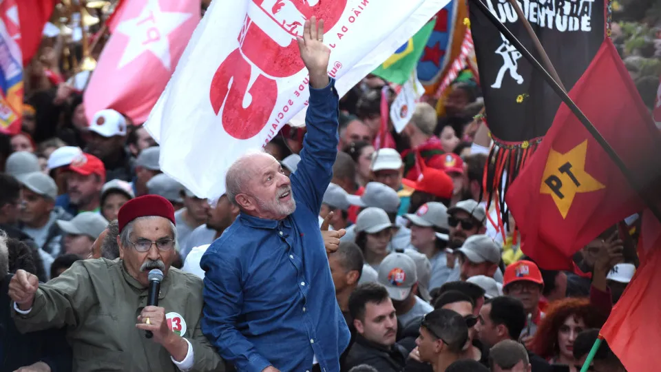 Lula antecipa pagamento de subsídio aos mais pobres antes das eleições